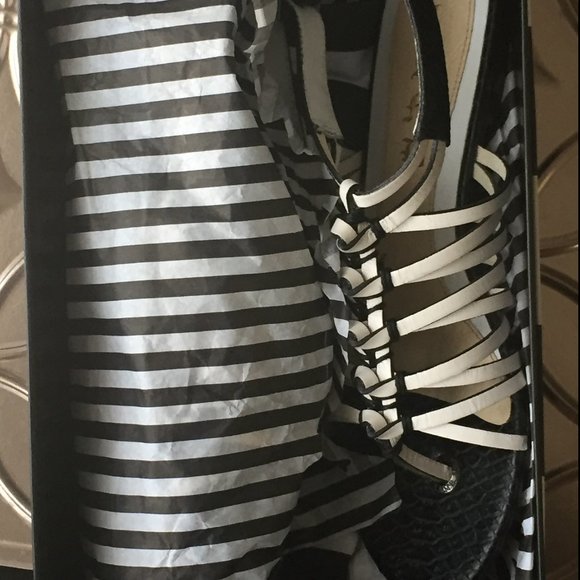 L. A. M. B Leather Knot Sandals 39 - Picture 8 of 8